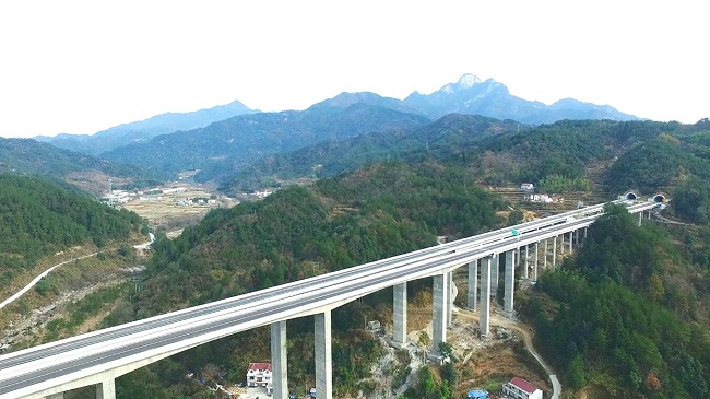 岳武高速高墩桥